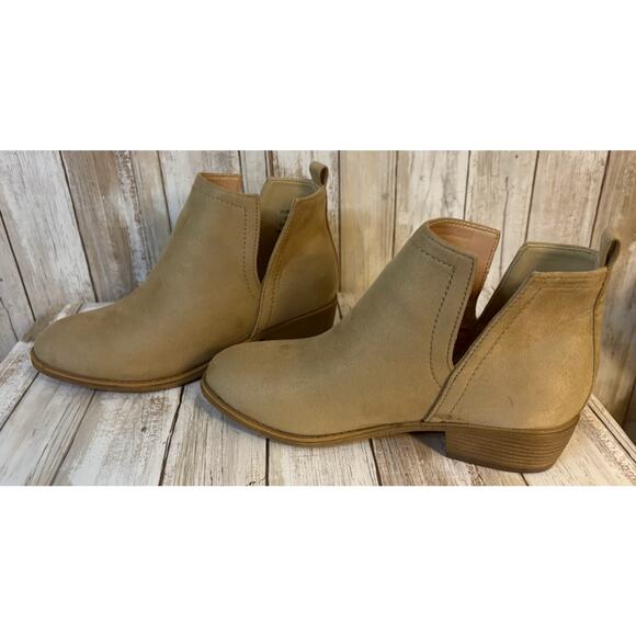Journee Women's Rimi Block Heeled Booties Stone Size 7 NWB - Picture 1 of 10
